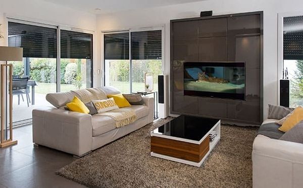 Wohnzimmer mit Couch und Rollos