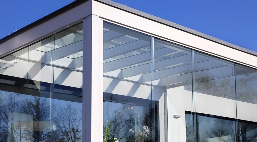 Verglaster Wintergarten mit blauem Himmel